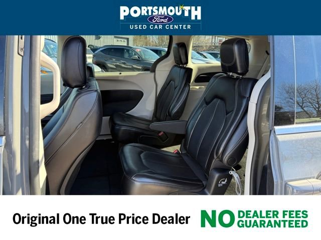 Used 2023 Chrysler Pacifica Touring-L image 5