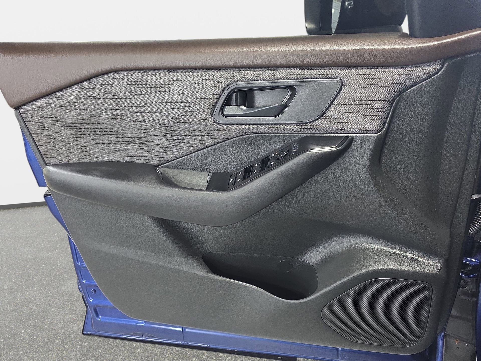 Used 2023 Nissan Rogue S image 25