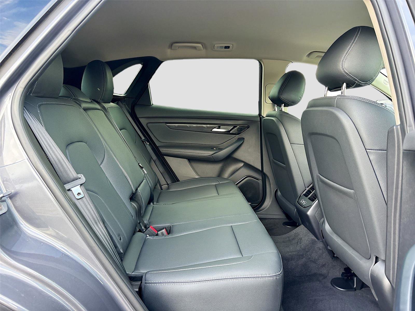 New 2025 VinFast VF 8 Eco image 27