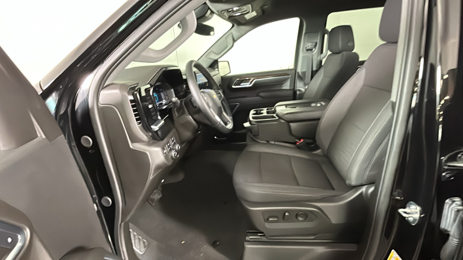 Used 2024 Chevrolet Silverado 1500 LT AWD/4WD image 13
