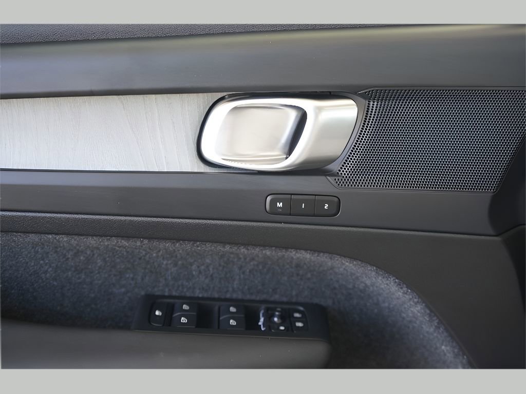 New 2025 Volvo XC40 B5 Core w/ Protection Package Premier image 9