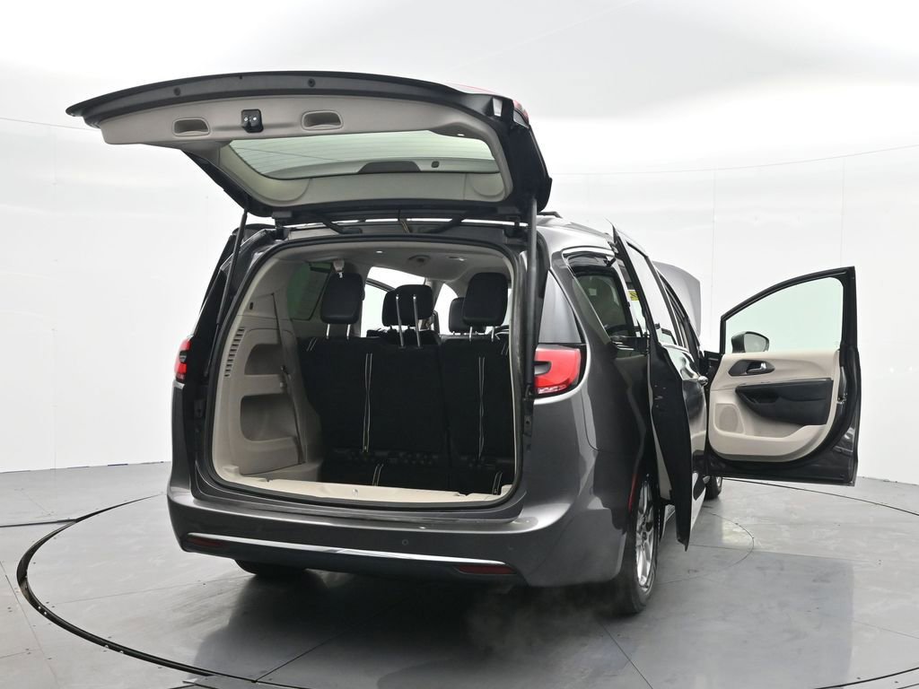 Used 2022 Chrysler Pacifica Touring-L image 39