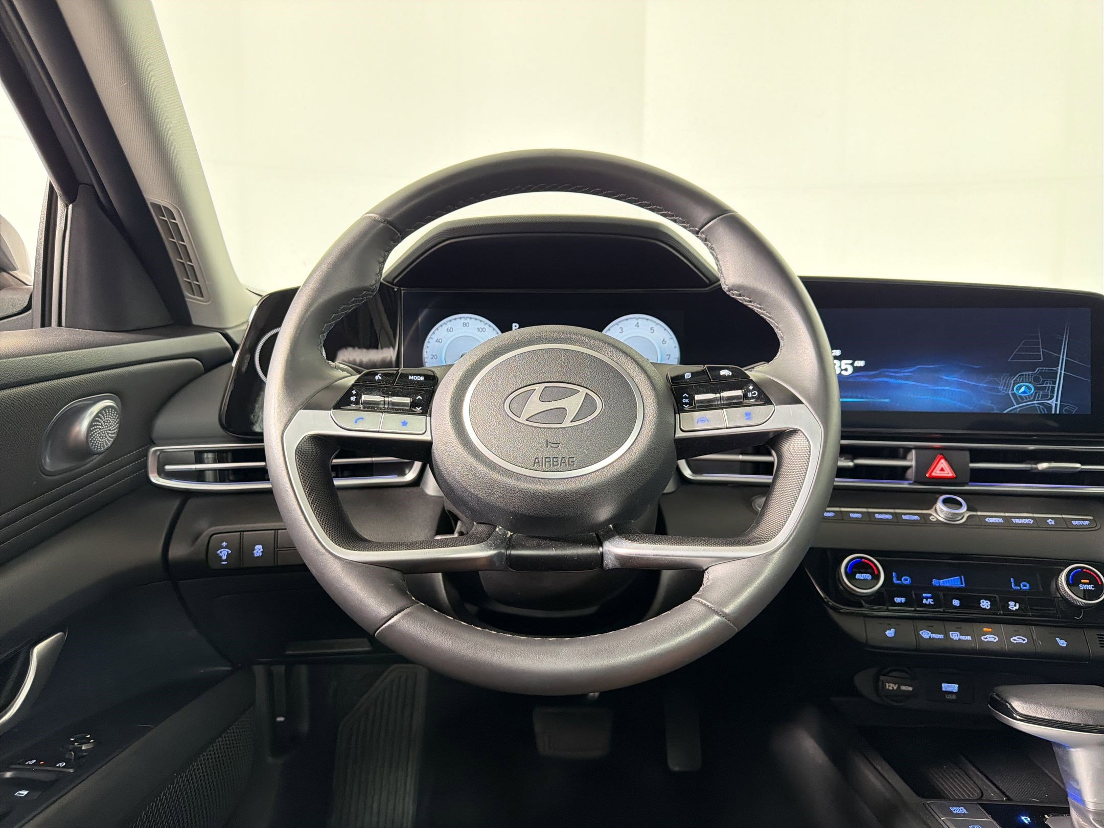 Used 2025 Hyundai Elantra SEL image 22