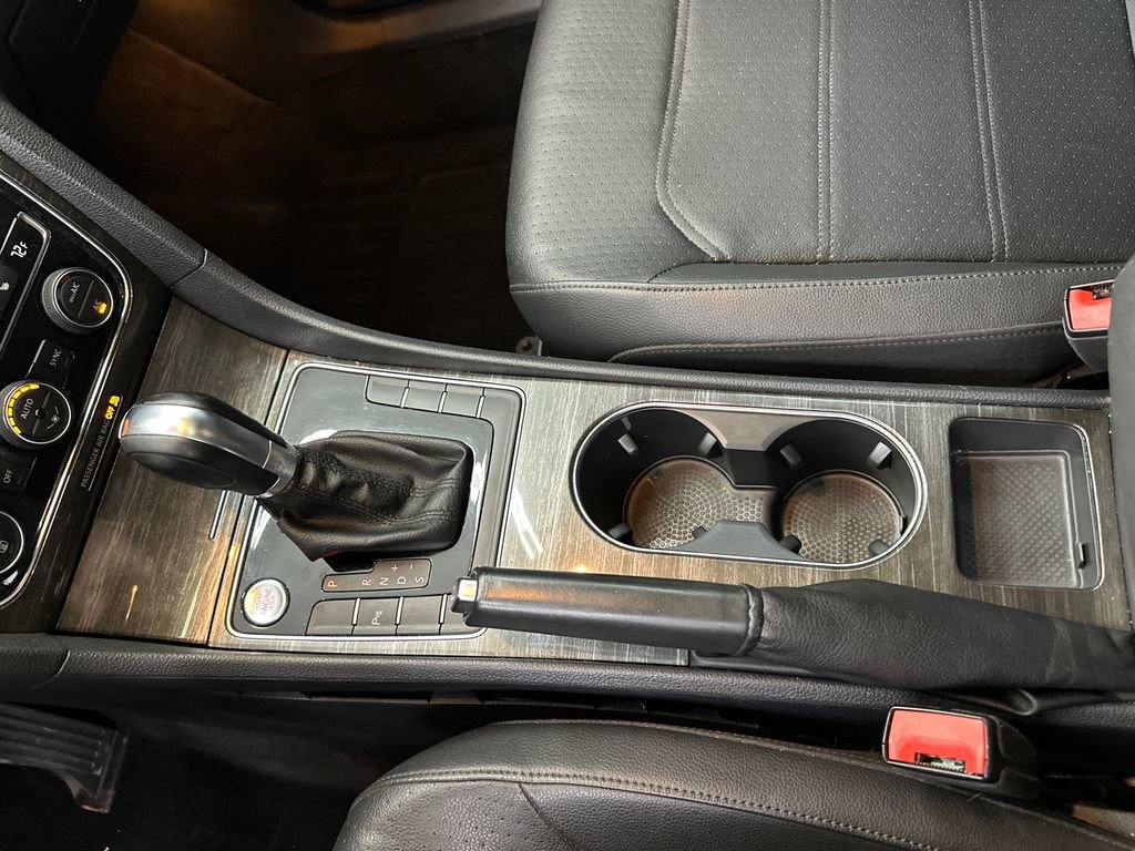 Used 2018 Volkswagen Passat 2.0T SE FWD image 30