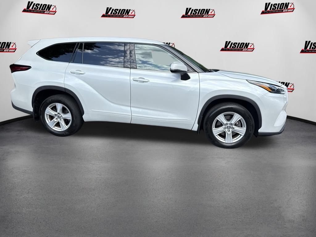 Used 2022 Toyota Highlander LE AWD/4WD image 4