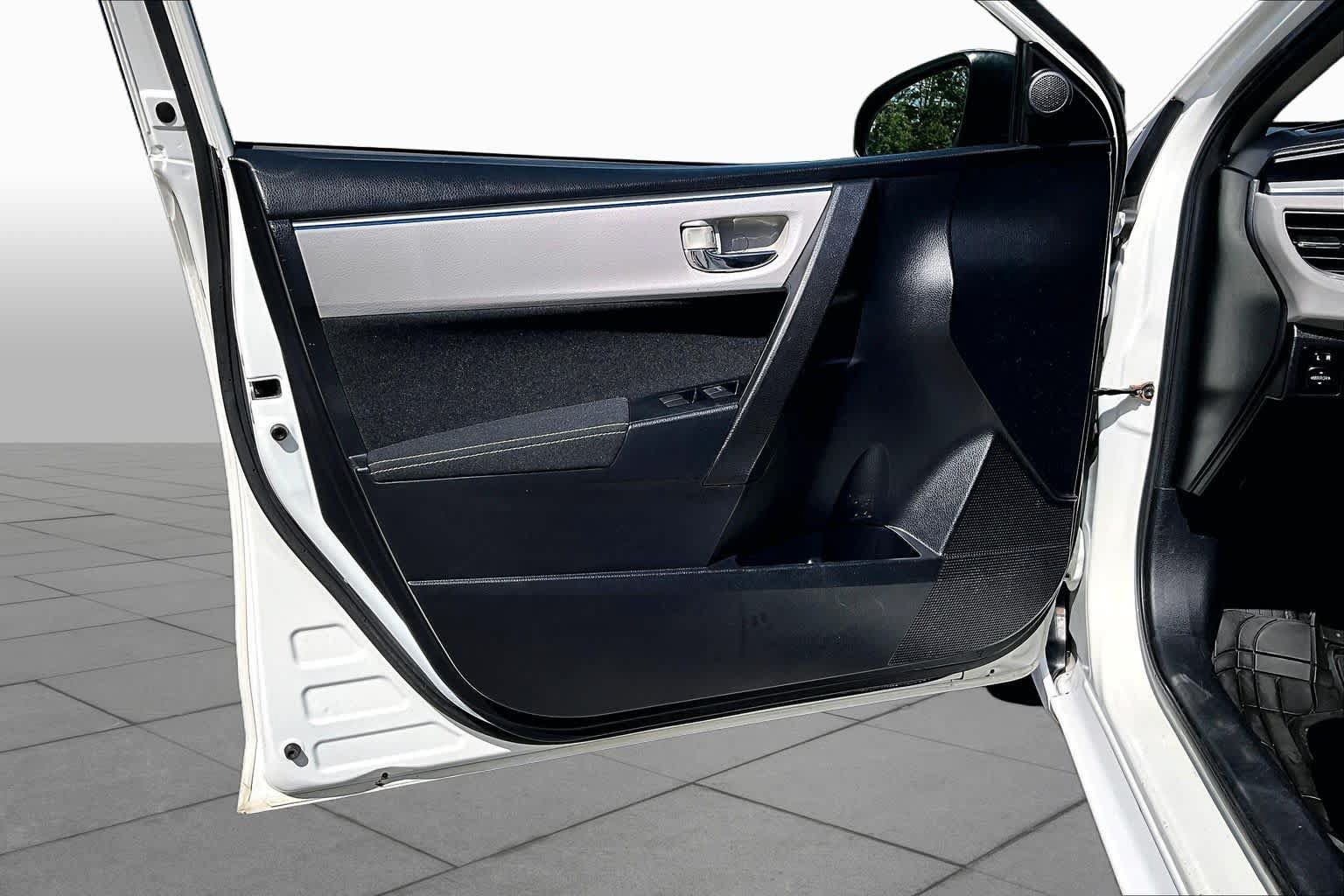 Used 2015 Toyota Corolla LE FWD image 22