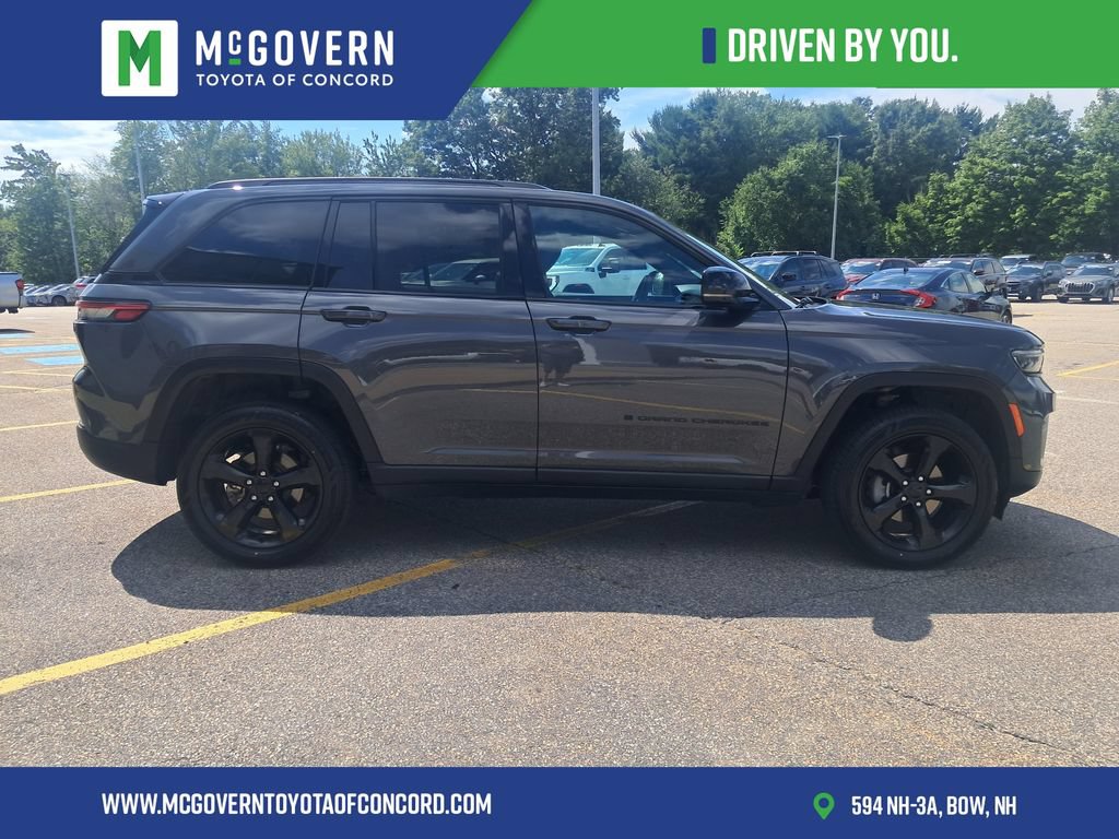 Used 2025 Jeep Grand Cherokee Altitude AWD/4WD image 8