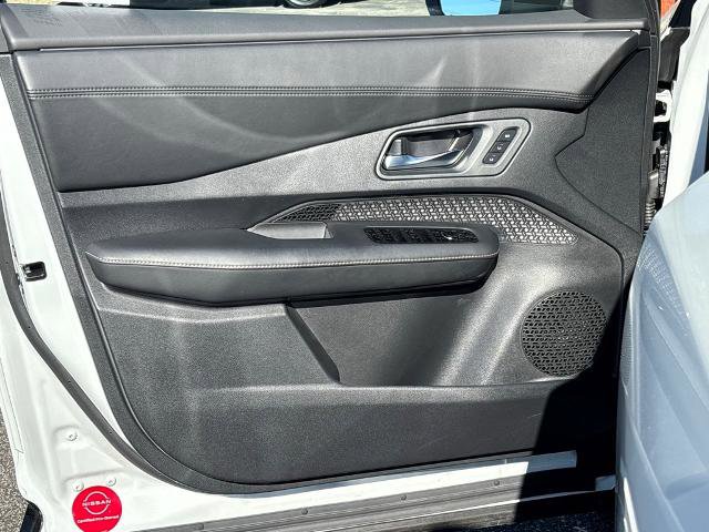 Certified 2025 Nissan Ariya FWD image 17