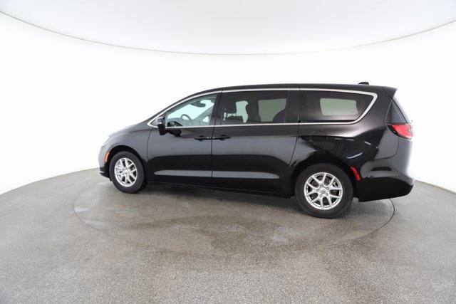 Used 2024 Chrysler Pacifica Touring-L image 8