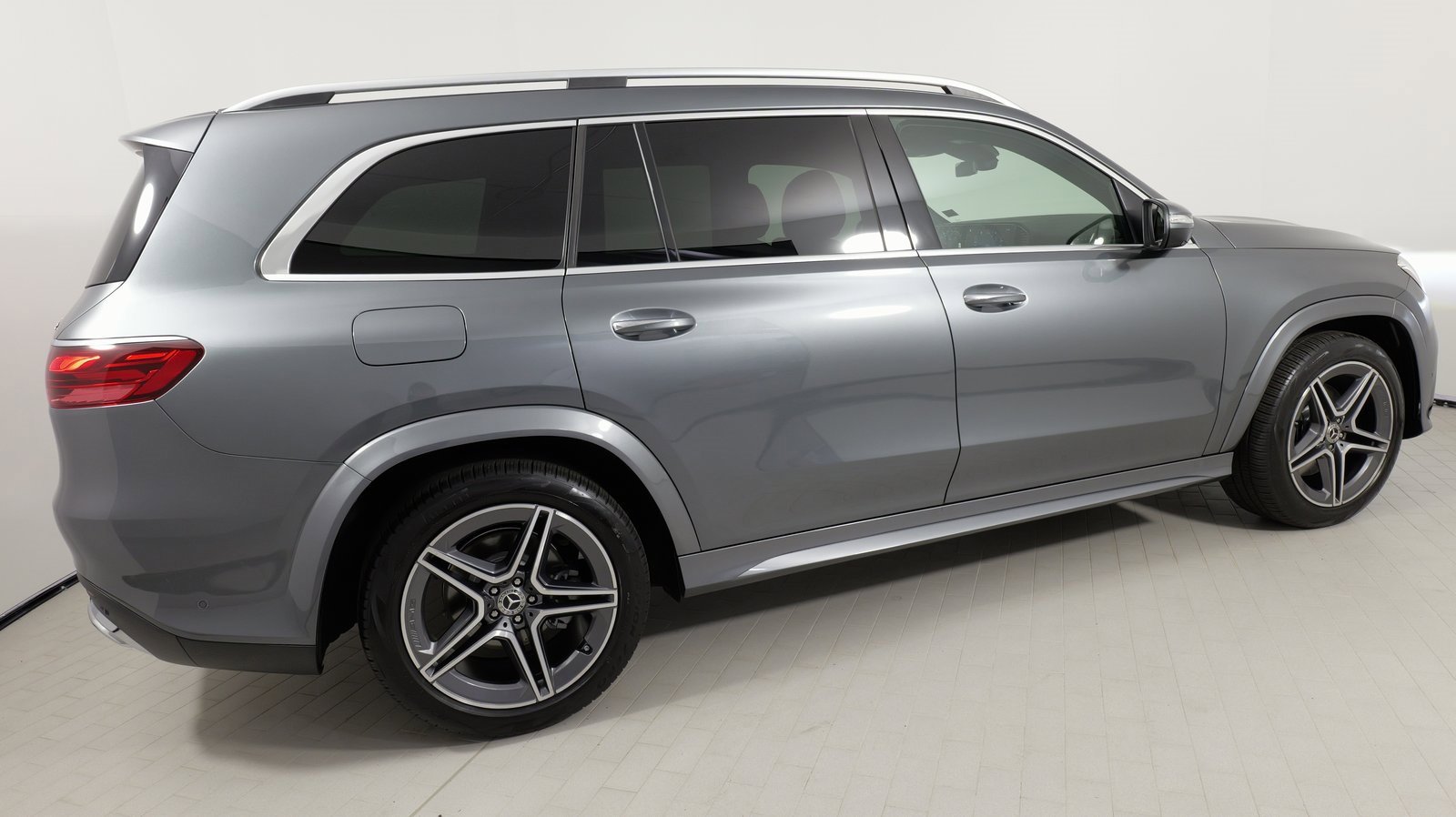 Used 2024 Mercedes-Benz GLS 450 4MATIC w/ AMG Line Exterior image 9