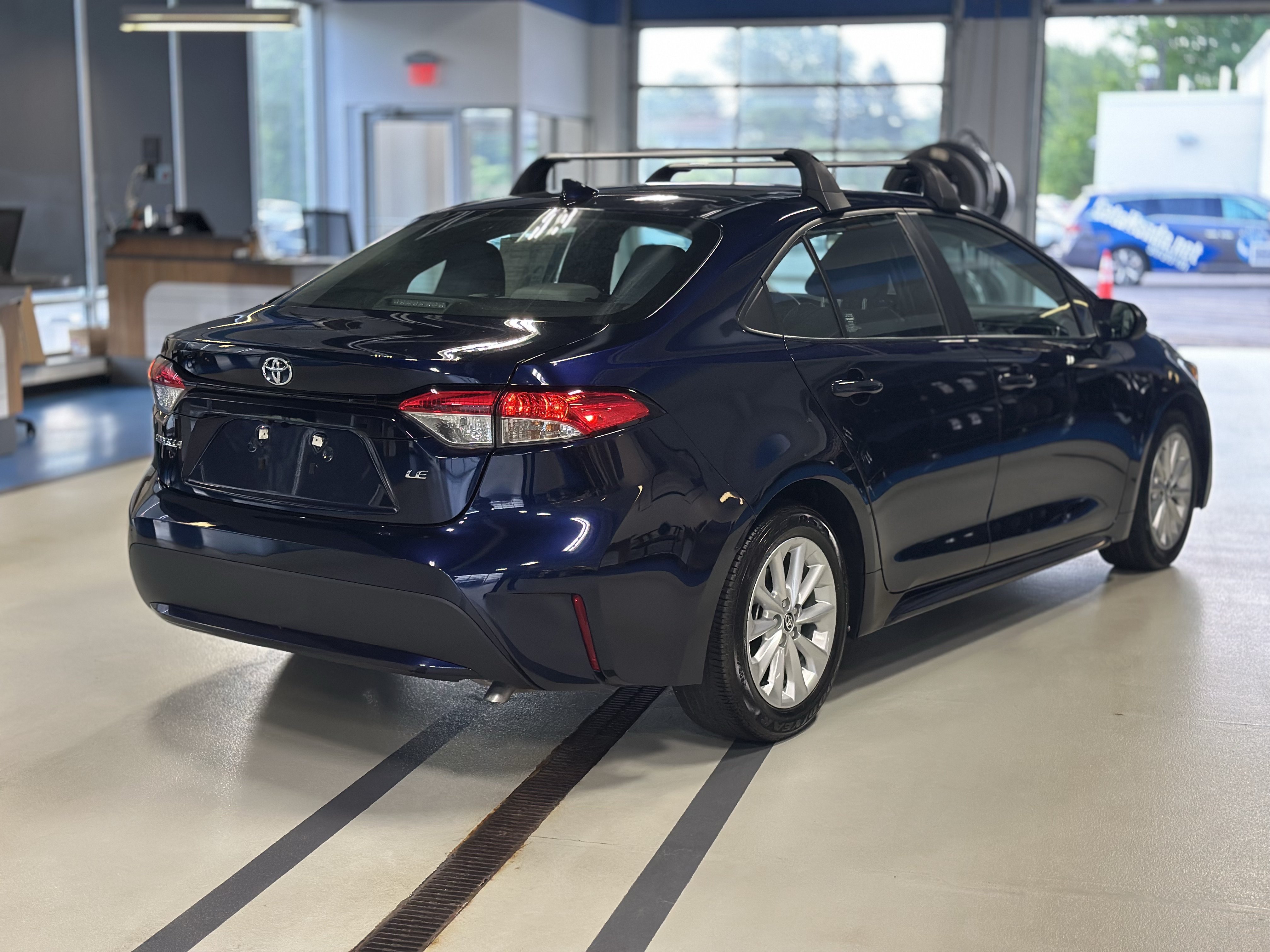 Used 2021 Toyota Corolla LE w/ LE Convenience Package FWD image 5