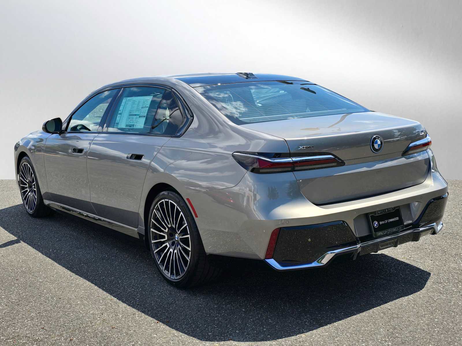 Used 2025 BMW 750e xDrive w/ Executive Package image 5