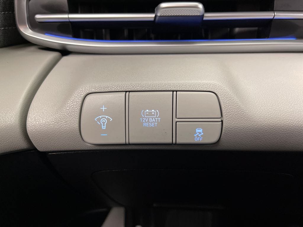 Certified 2025 Hyundai Elantra Limited FWD image 30