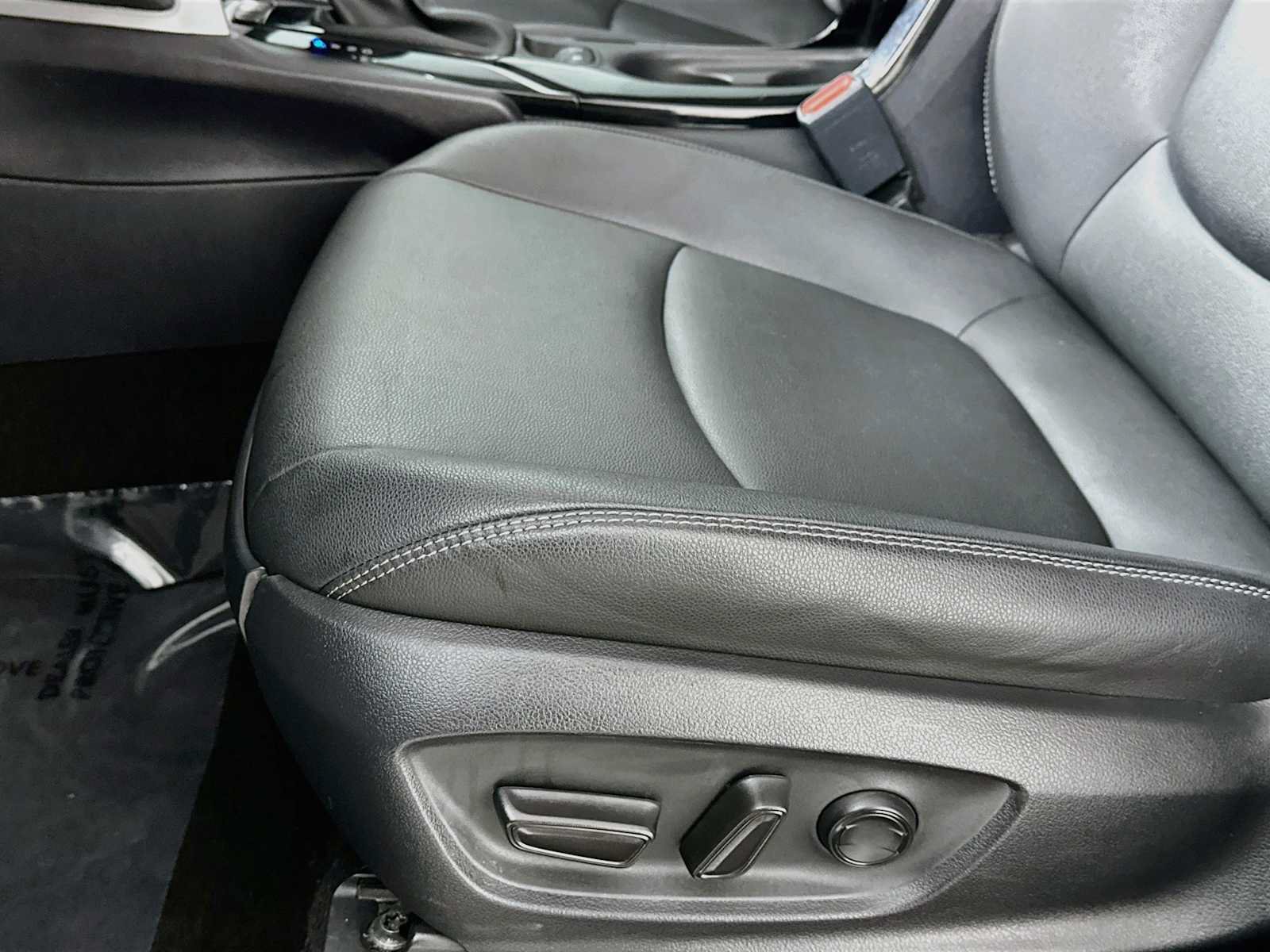 Used 2022 Toyota Corolla Cross XLE w/ Convenience Package FWD image 17