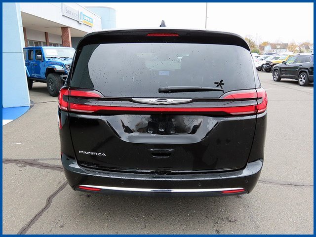 Used 2024 Chrysler Pacifica Touring-L image 6