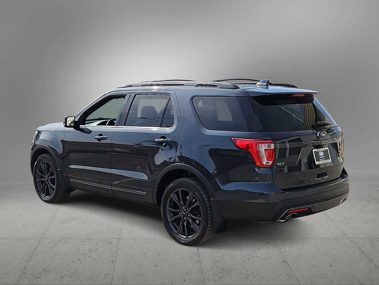 Used 2017 Ford Explorer XLT w/ Equipment Group 202A image 6