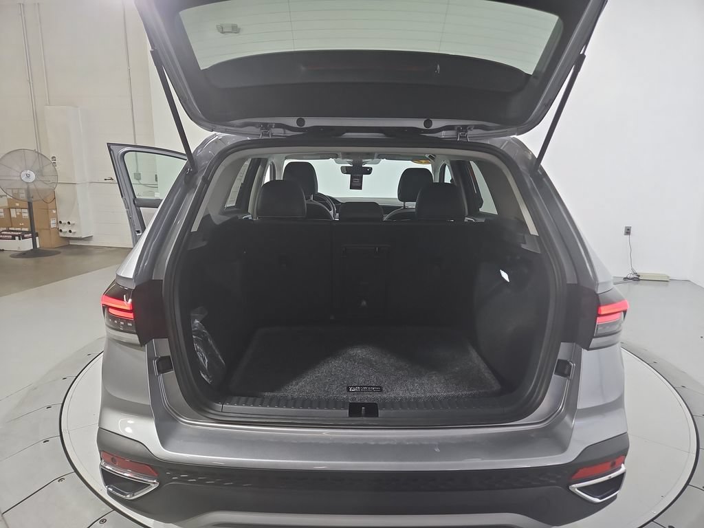 Used 2025 Volkswagen Taos SE w/ Panoramic Sunroof Package AWD/4WD image 24