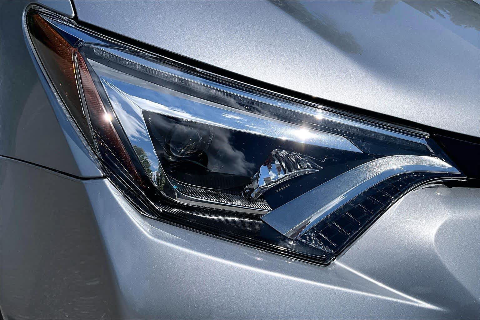 Used 2018 Toyota RAV4 SE AWD/4WD image 27