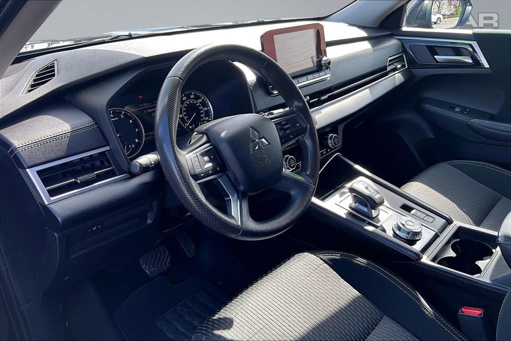 Used 2023 Mitsubishi Outlander ES image 14