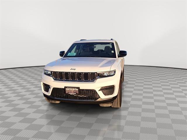 Used 2024 Jeep Grand Cherokee Laredo image 3