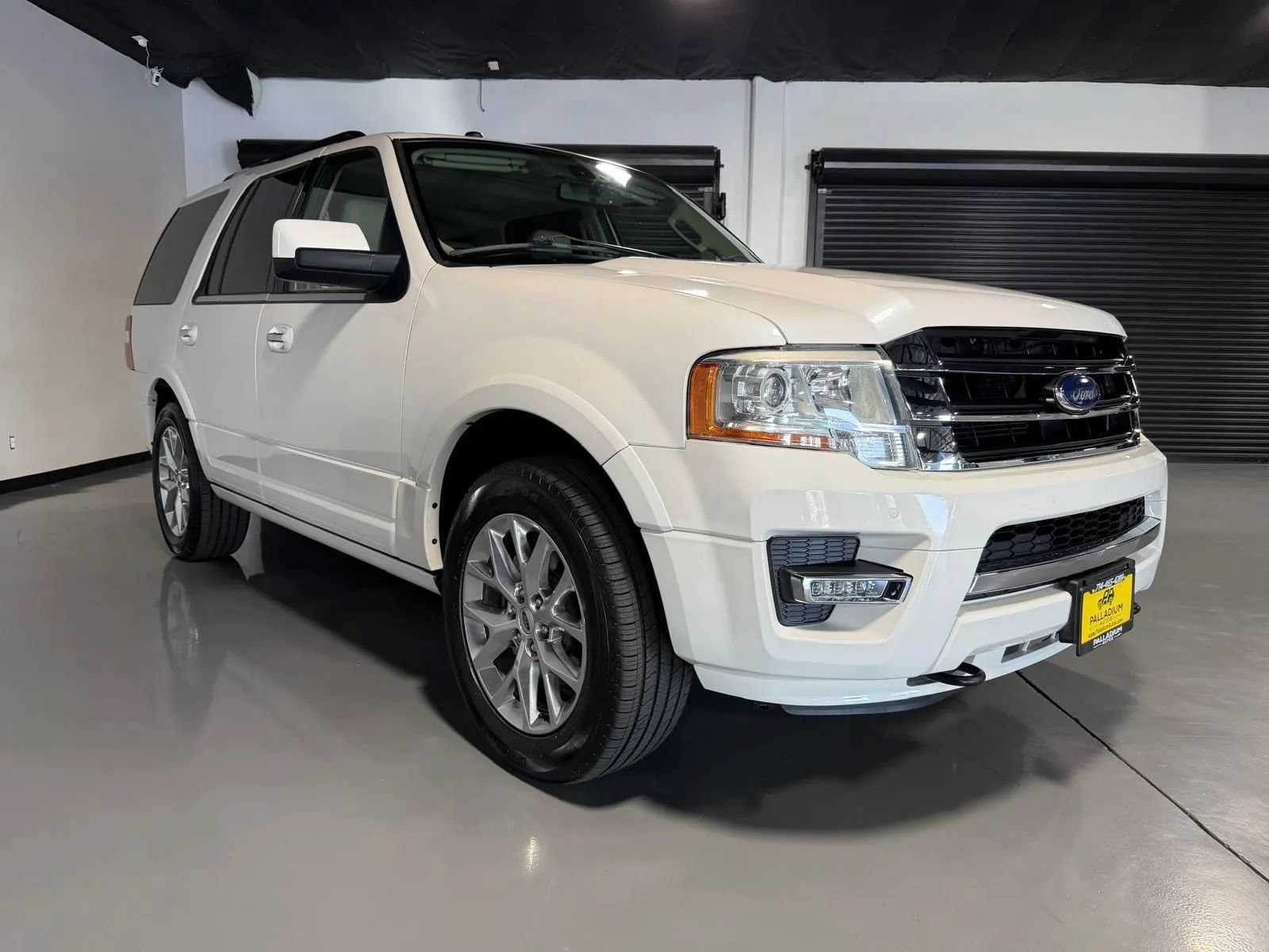 Used 2017 Ford Expedition Limited w/ Equipment Group 301A AWD/4WD image 3