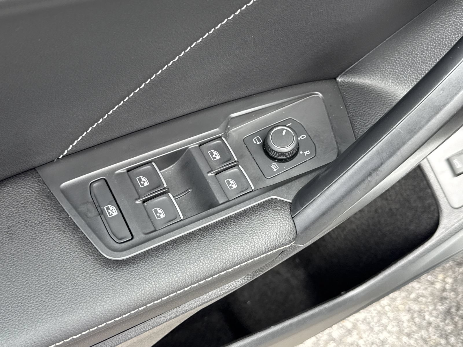 Used 2022 Volkswagen Tiguan SEL R-Line AWD/4WD image 15