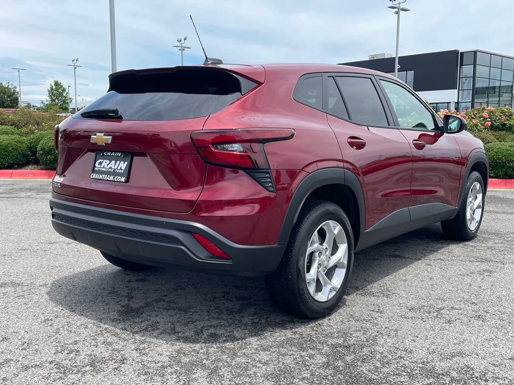 Used 2025 Chevrolet Trax LS w/ LS Convenience Package FWD image 9