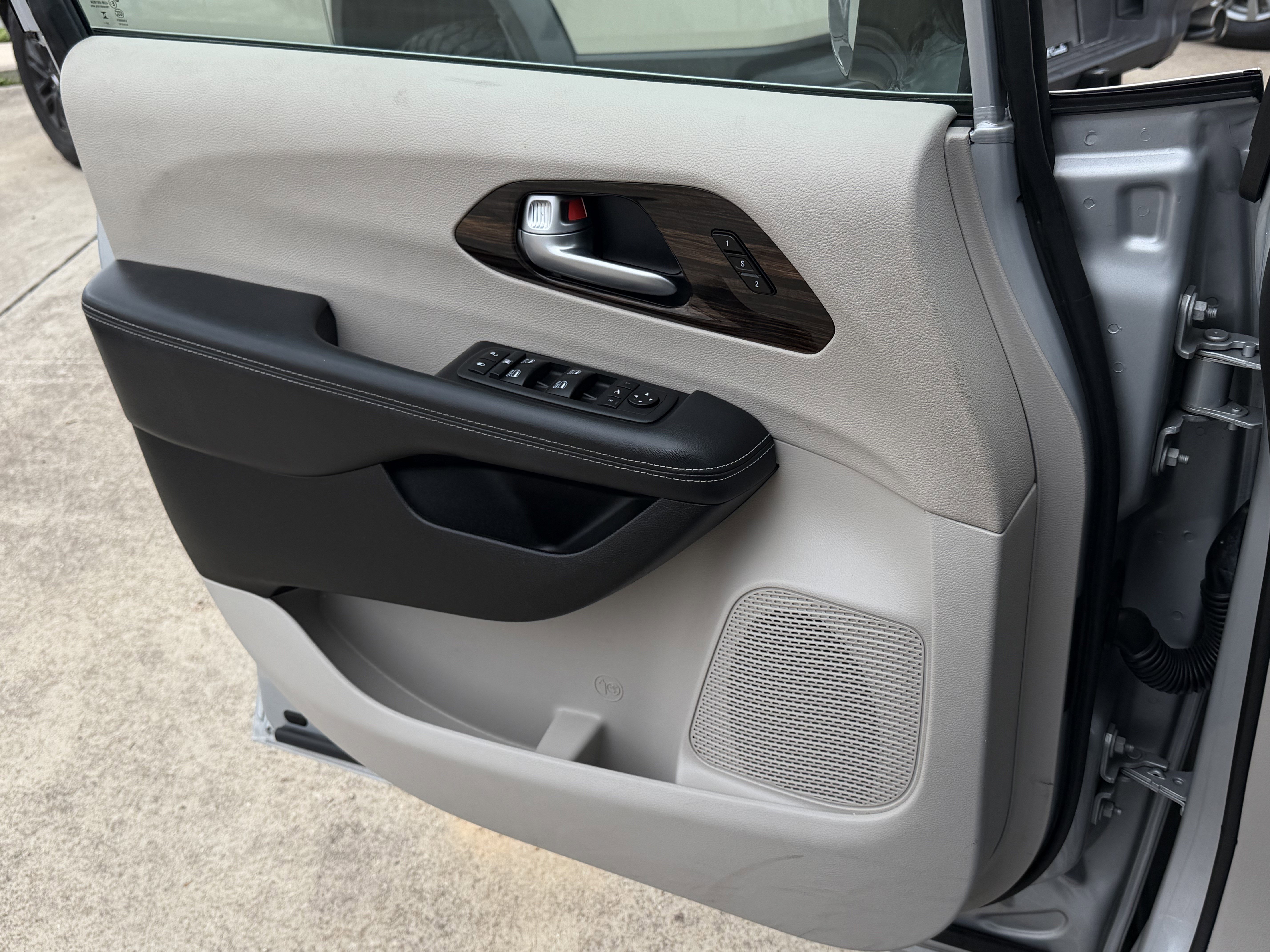 Used 2024 Chrysler Pacifica Limited FWD image 24