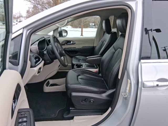 Used 2024 Chrysler Pacifica Touring-L image 12
