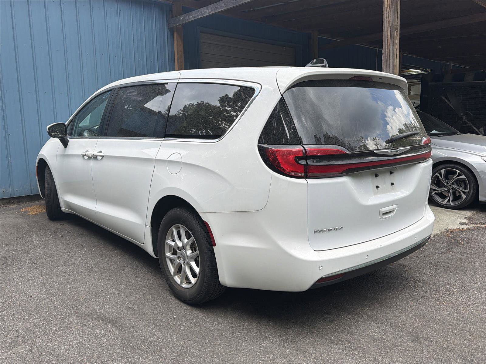 Used 2023 Chrysler Pacifica Touring-L FWD image 2