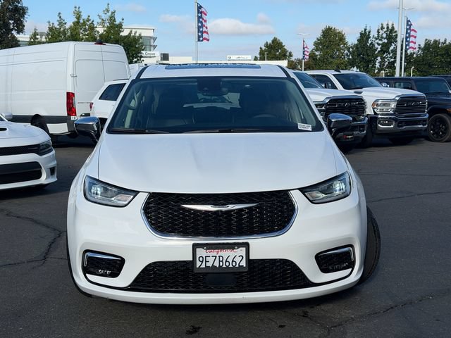 Used 2023 Chrysler Pacifica Limited w/ Uconnect Theater Family Group FWD image 16
