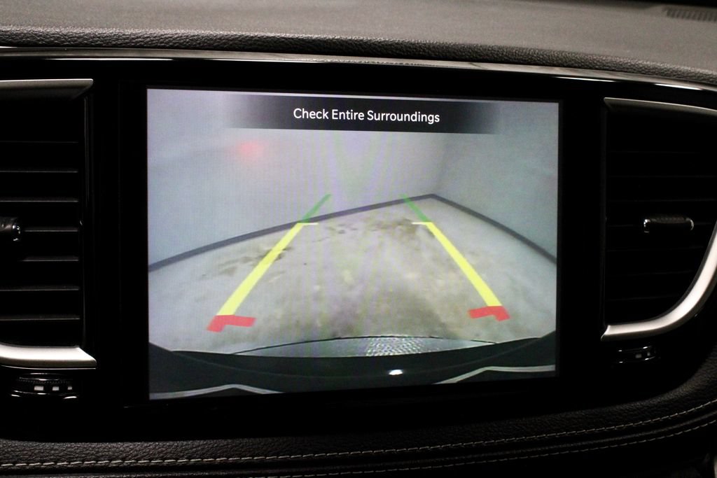 Used 2023 Chrysler Pacifica Touring-L FWD image 2