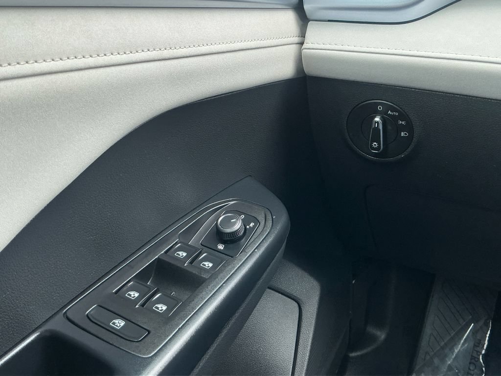 Used 2025 Volkswagen Taos SE FWD image 20