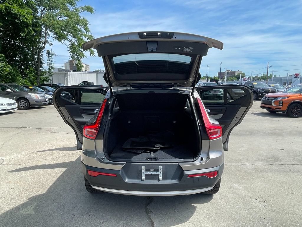 Used 2022 Volvo XC40 T4 Momentum FWD image 24