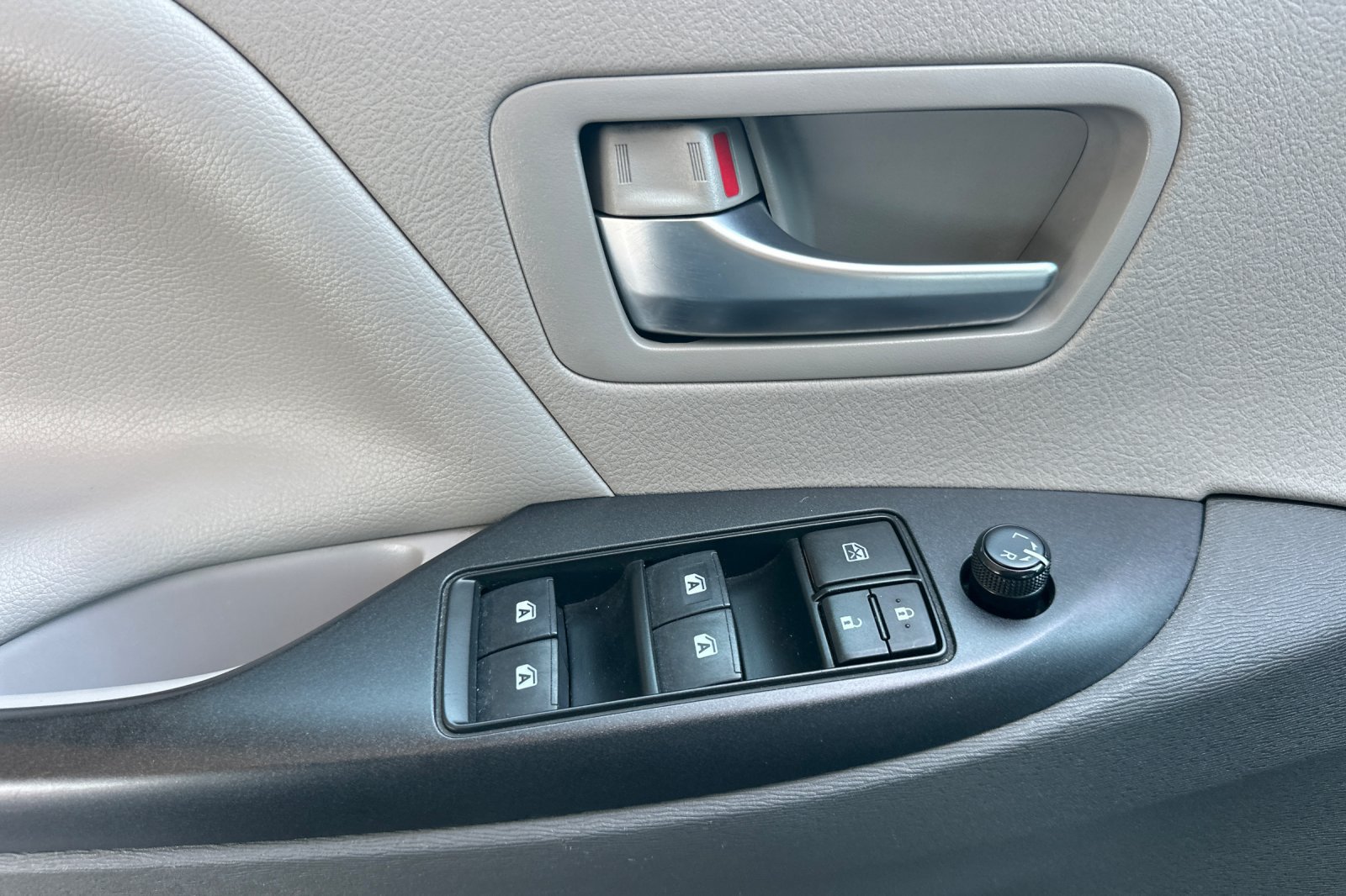 Certified 2018 Toyota Sienna LE FWD image 11