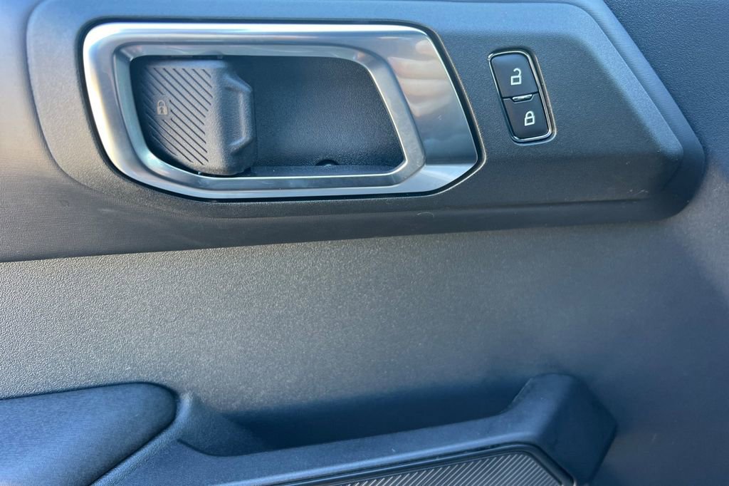 Used 2025 Ford Bronco Badlands image 12