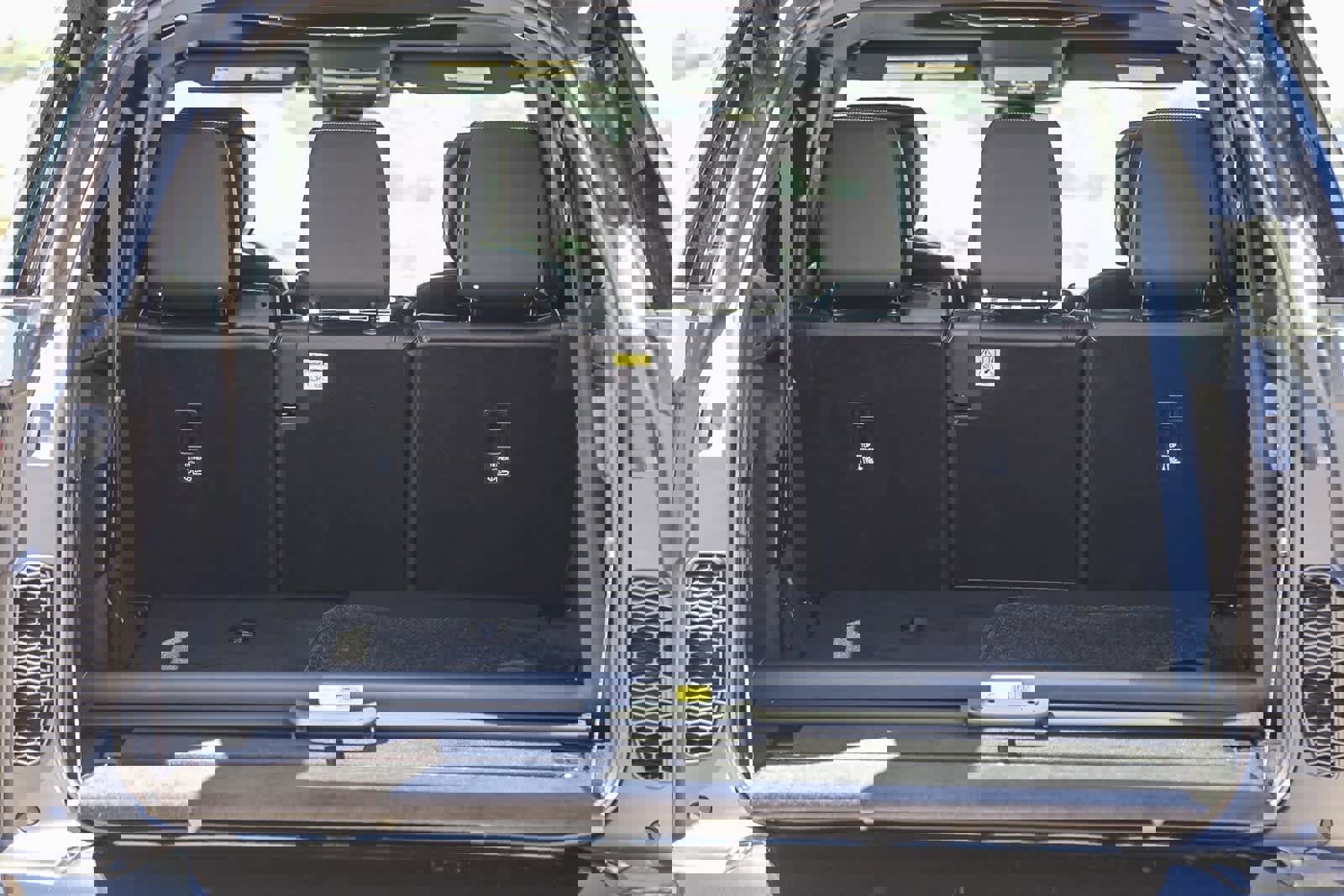 New 2025 Land Rover Discovery Dynamic SE image 25