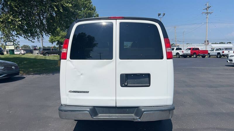 Used 2018 Chevrolet Express 3500 LT w/ LT Preferred Equipment Group RWD image 7