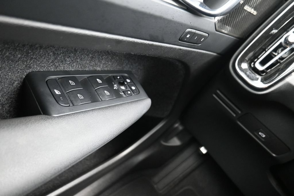 Used 2023 Volvo XC40 B4 Ultimate FWD image 8