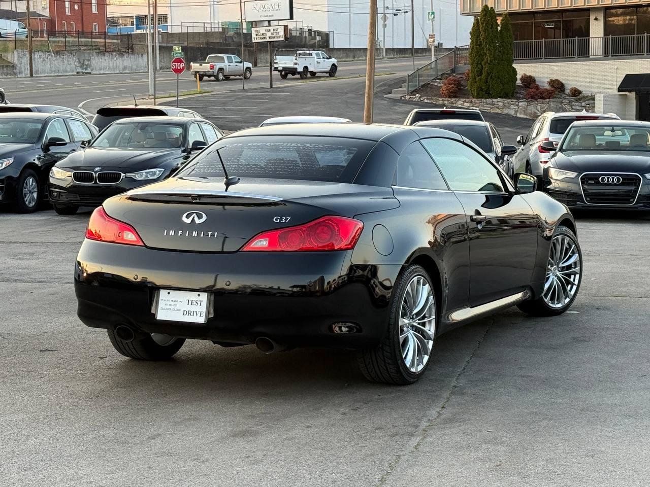Used 2012 INFINITI G37 Convertible w/ Premium Pkg RWD image 2