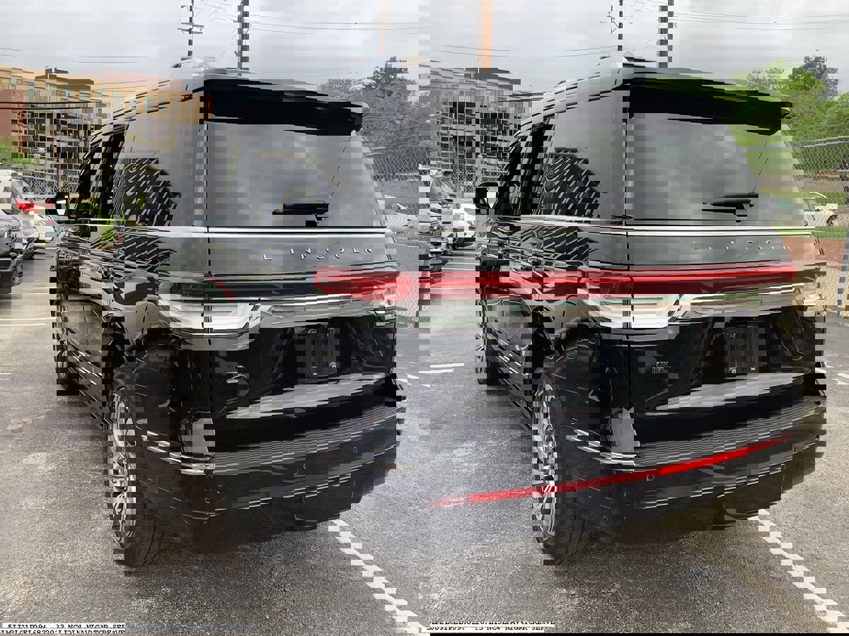 Used 2023 Lincoln Navigator Reserve image 4