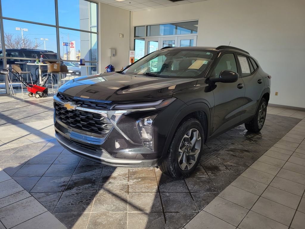 Used 2025 Chevrolet Trax LT w/ LT Convenience Package image 2