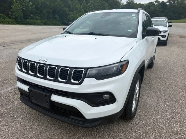Used 2024 Jeep Compass Latitude AWD/4WD image 2