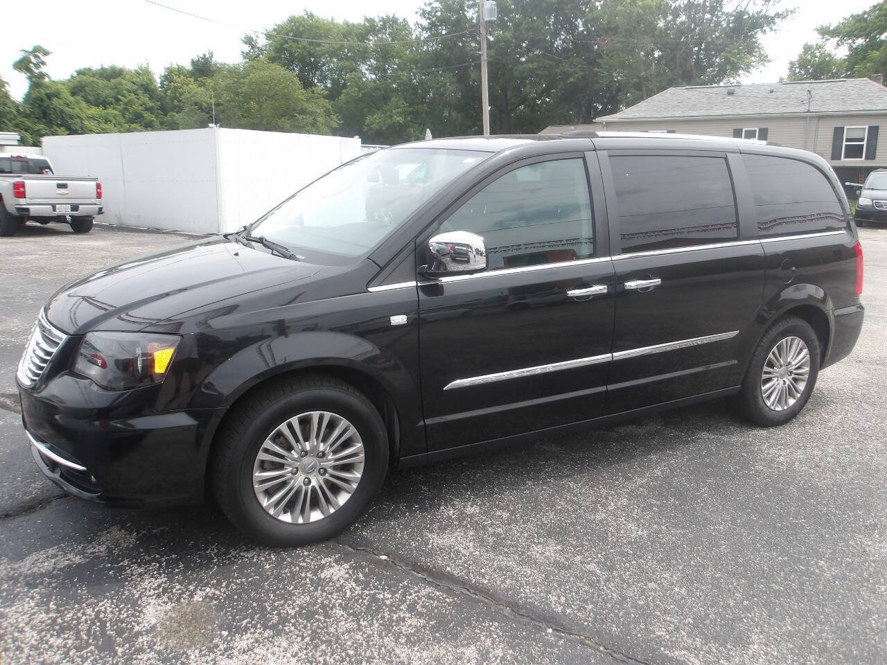 Used 2014 Chrysler Town & Country Touring-L FWD image 3
