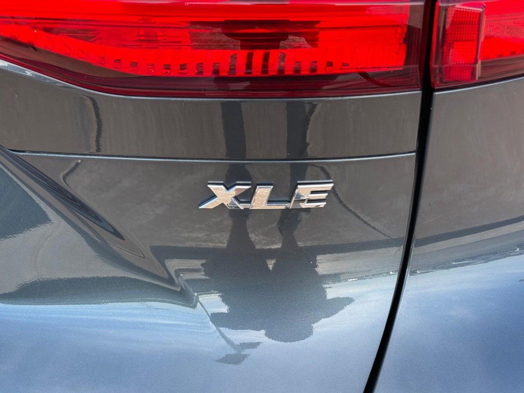 Used 2023 Toyota Venza XLE image 7