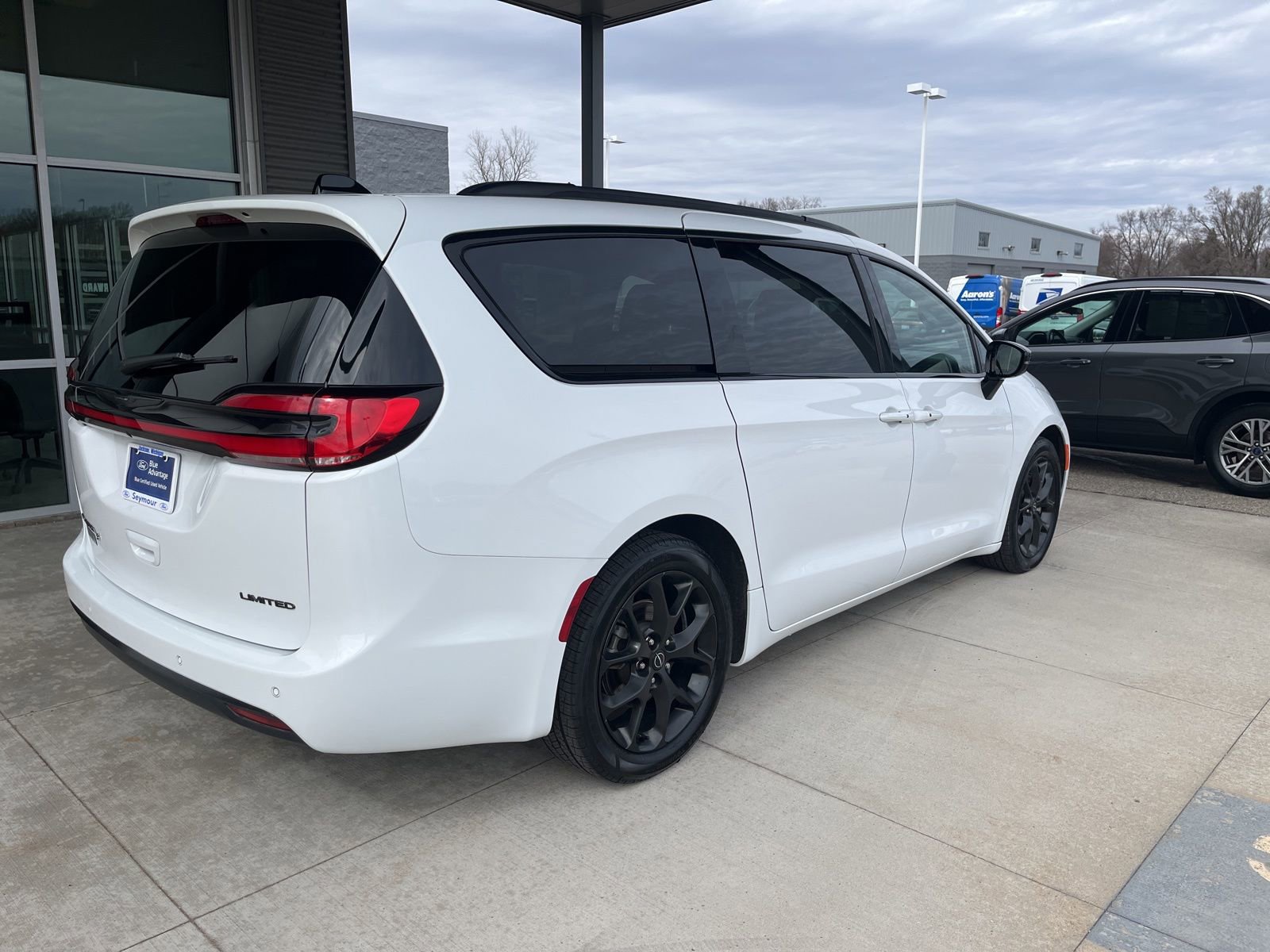 Used 2025 Chrysler Pacifica Limited image 5