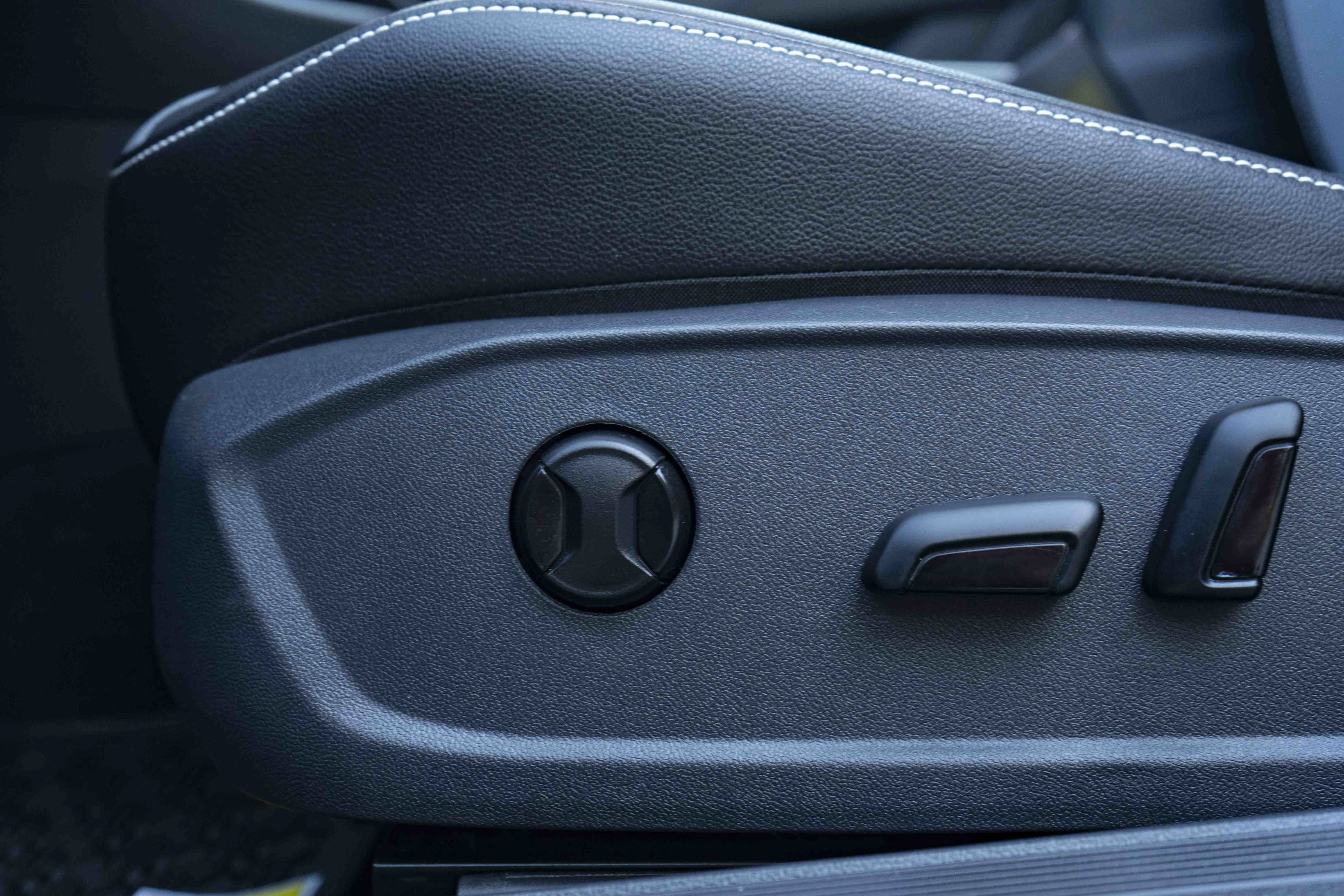 Certified 2025 Volkswagen Jetta SE w/ Sunroof Package FWD image 35