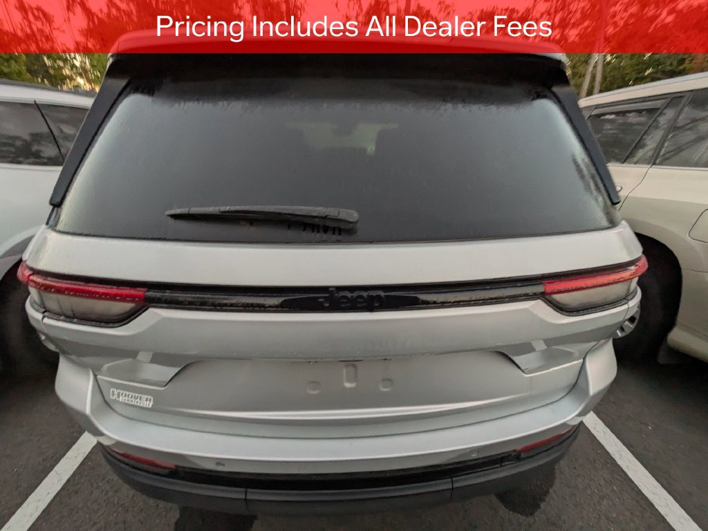 Used 2024 Jeep Grand Cherokee Altitude RWD image 5