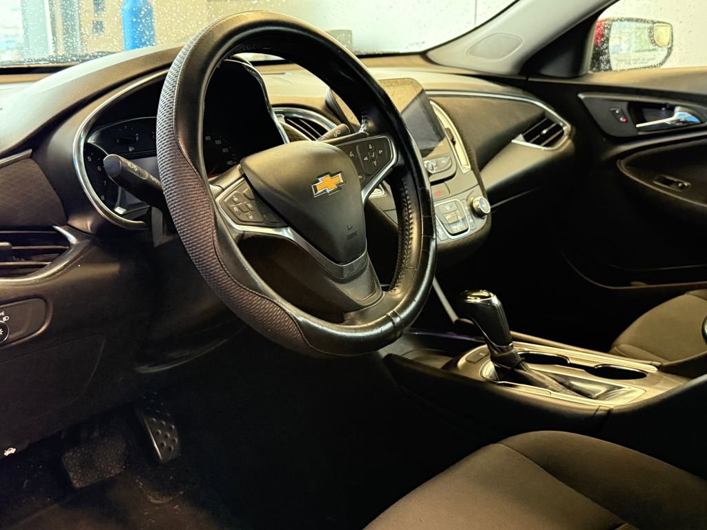 Used 2017 Chevrolet Malibu LT FWD image 12