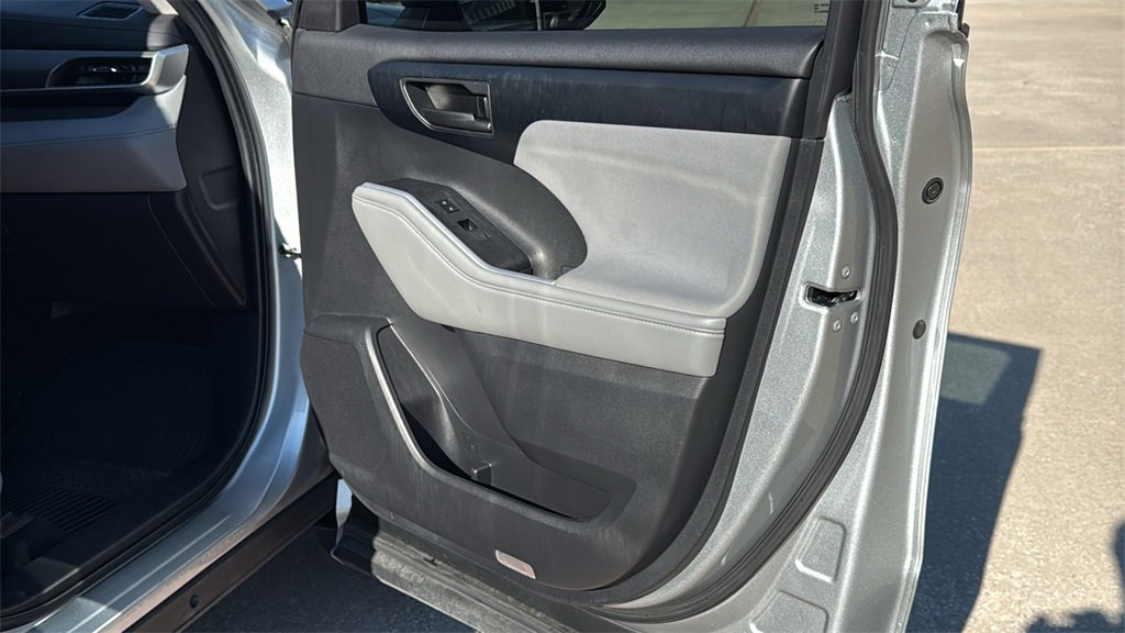 Used 2023 Toyota Highlander L image 30